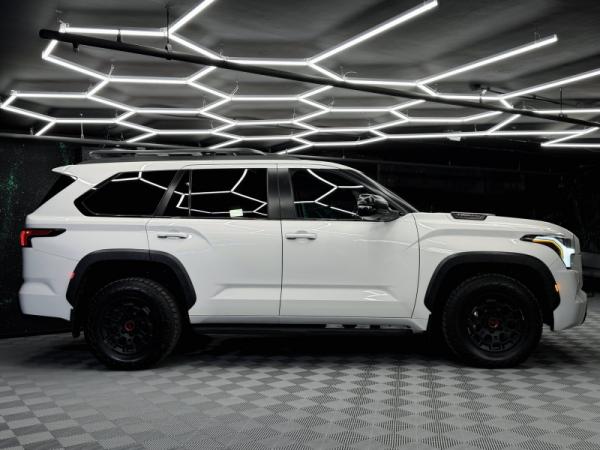 Toyota Sequoia, III