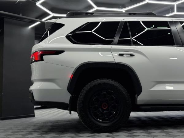 Toyota Sequoia, III