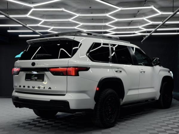 Toyota Sequoia, III