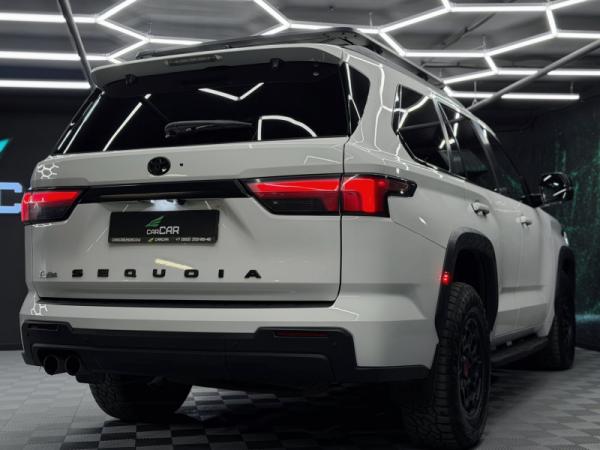 Toyota Sequoia, III