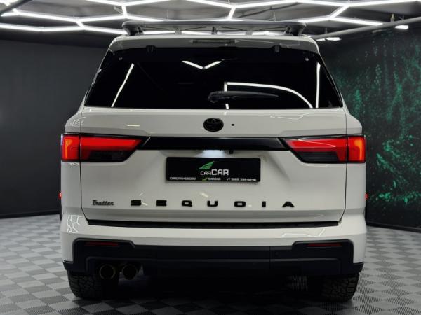 Toyota Sequoia, III