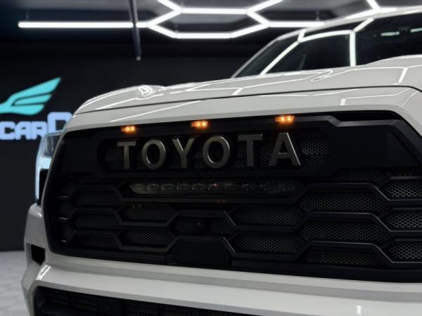 Toyota Sequoia, III